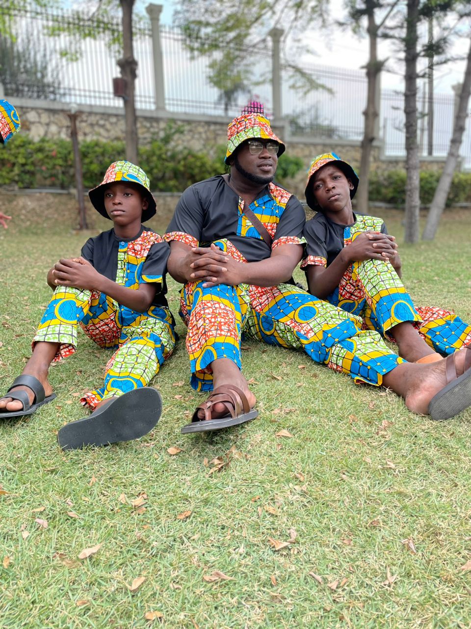 Fr. Luckson assis avec deux enfants