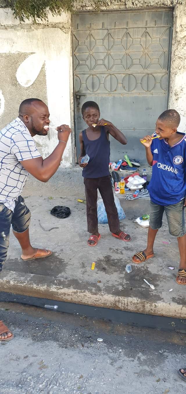 Fr. Luckson apprend aux enfants à se brosser les dents